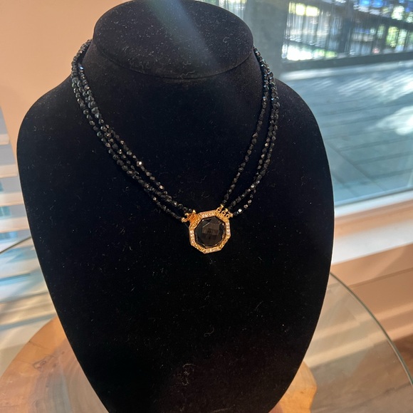 Luxurious Black and Gold Octagonal Clasp Pendant Necklace - Picture 5 of 8